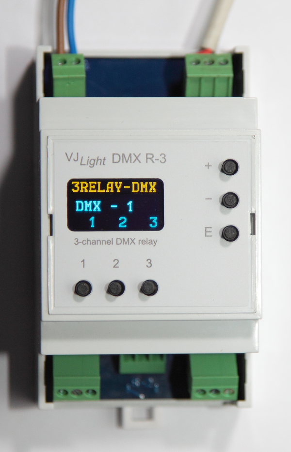 Трёхканальное DMX реле на DIN рейку VJLight DMX-R3. Вид сверху. Подключен DMX.
